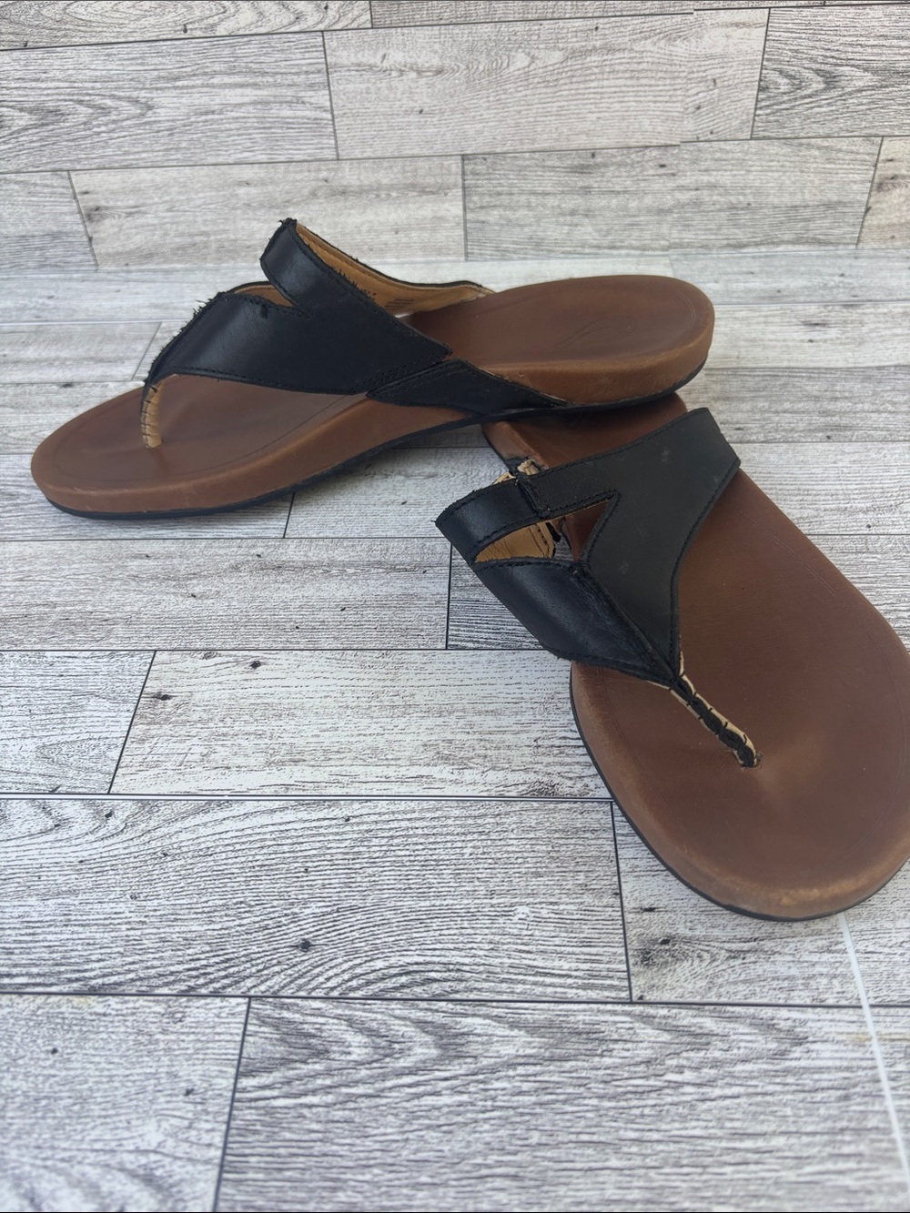 Olukai lala Black Leather Thong Sandals for Women - Classic Slip-On Style - Picture 3 of 6